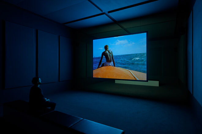 Vista do interior da exposição Steve McQueen, na Tate Modern. 