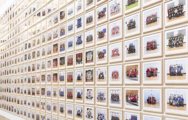 Vista do interior da exposição Steve McQueen Year 3, na Tate Britain.