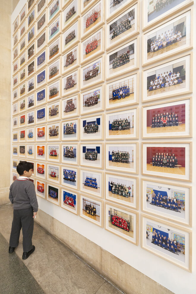 O interior da exposição Steve McQueen Year 3, na Tate Britain.