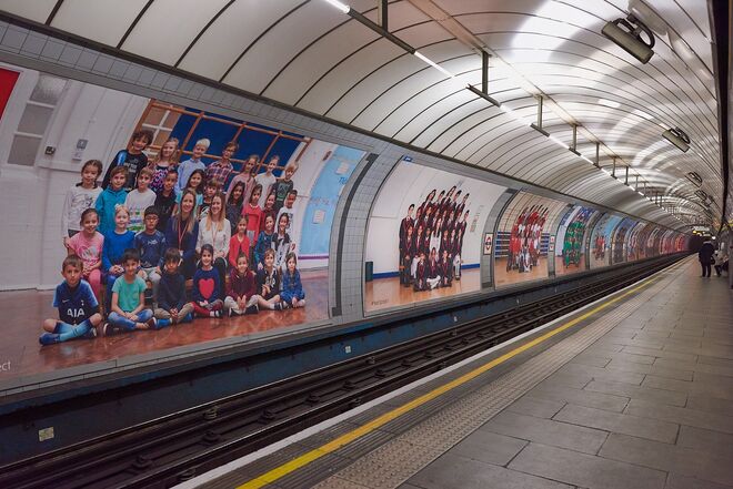 Cartazes da exposição Steve McQueen Year 3, na estação de metro Pimlico Tube Station, London Borough of Westminster.