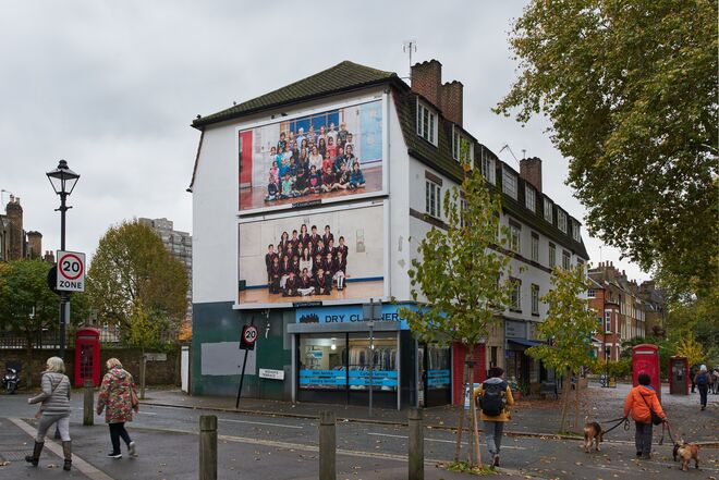 Cartazes da exposição Steve McQueen Year 3, em Kennington Road, London Borough of Lambeth.