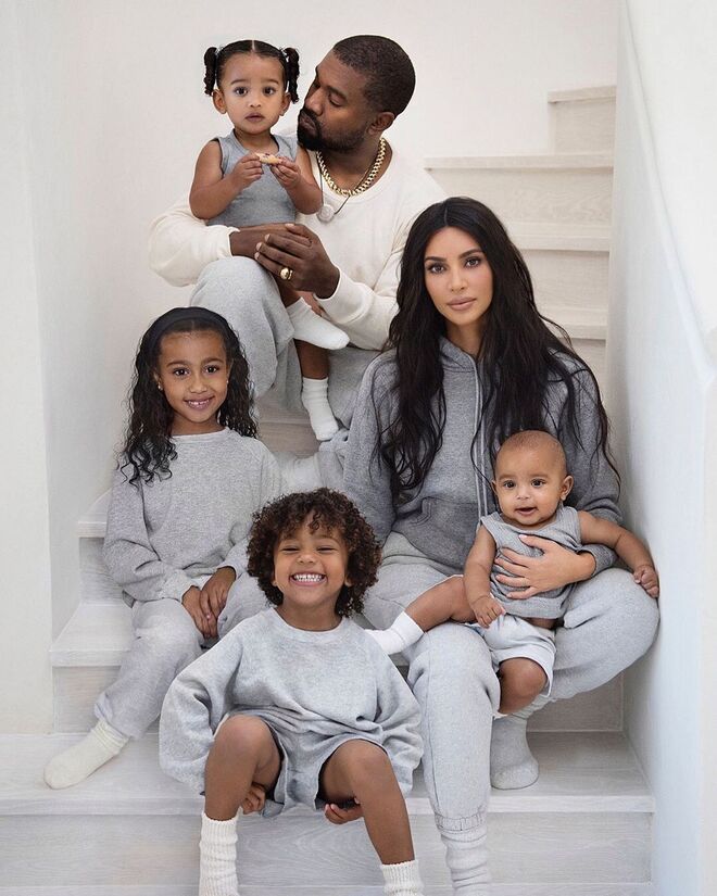 Chicago West (2 anos), Kanye West (42 anos), North West (6 anos), Saint West (4 anos), Kim Kardashian (39 anos) e Psalm West (9 meses)