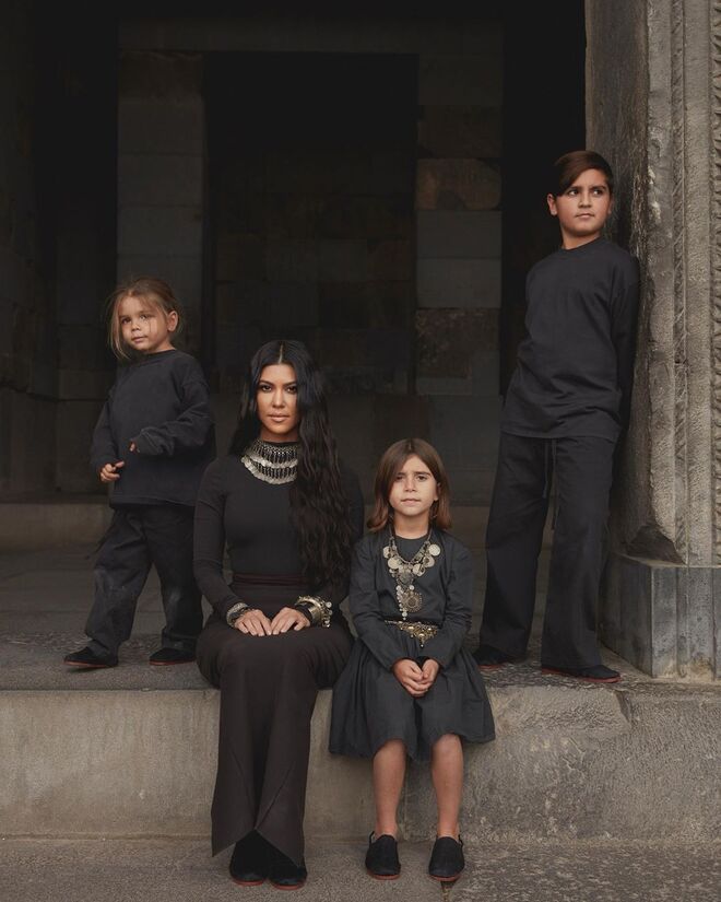 Reign Aston Disick (5 anos), Kourtney Kardashian (40 anos), Penelope Scotland Disick (5 anos) e Mason Dash Disick (10 anos)