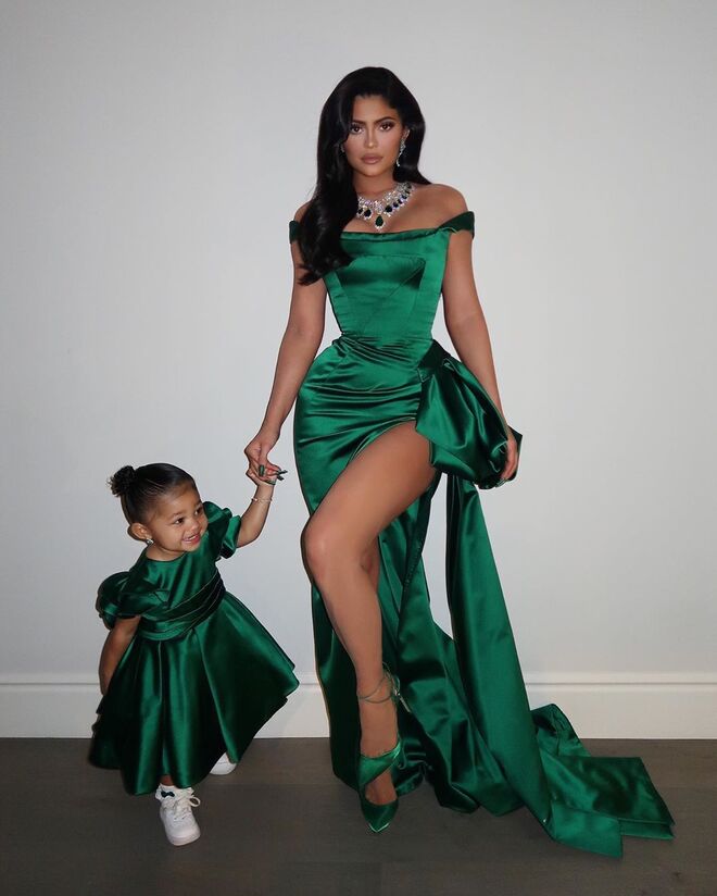Stormi Webster (2 anos) e Kylie Jenner (22 anos)