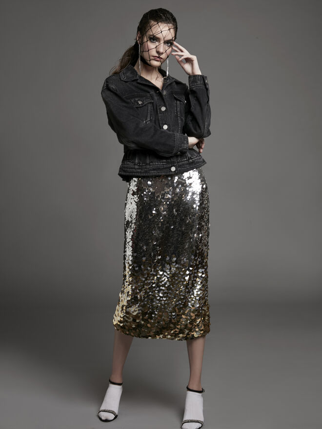 Stylist: Tatiana Costa Dias | Modelo: Beatriz Fernandes, Elite Lisbon | Tema: The Party | Casaco de ganga Miss Sixty; Saia Pinko; Meias, brincos e sandálias da produção