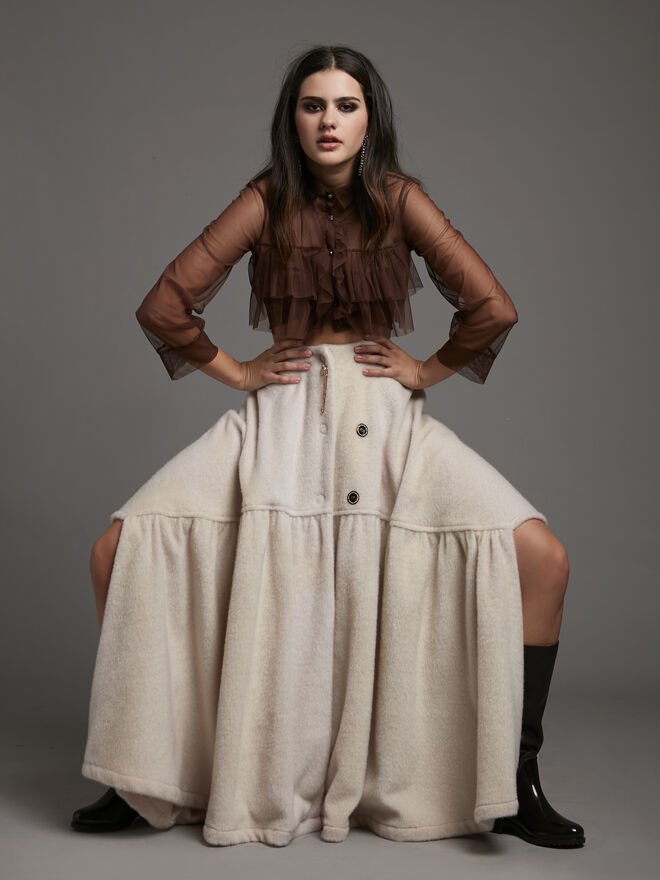 Stylist: Patrícia Coimbra | Modelo: Sandra Fernandes, Face Models | Tema: Chocolate Cover | Camisa e saia Motel; Brincos Zara; Botas da produção