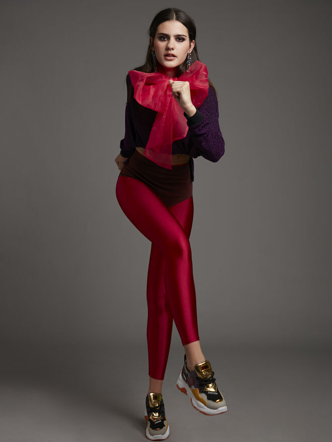 Stylist: Patrícia Coimbra | Modelo: Sandra Fernandes, Face Models | Tema: Chocolate Cover | Blusa e brincos Zara; Camisola Motel; Legging Berska; Culotte Oysho; Sapatilhas da produção