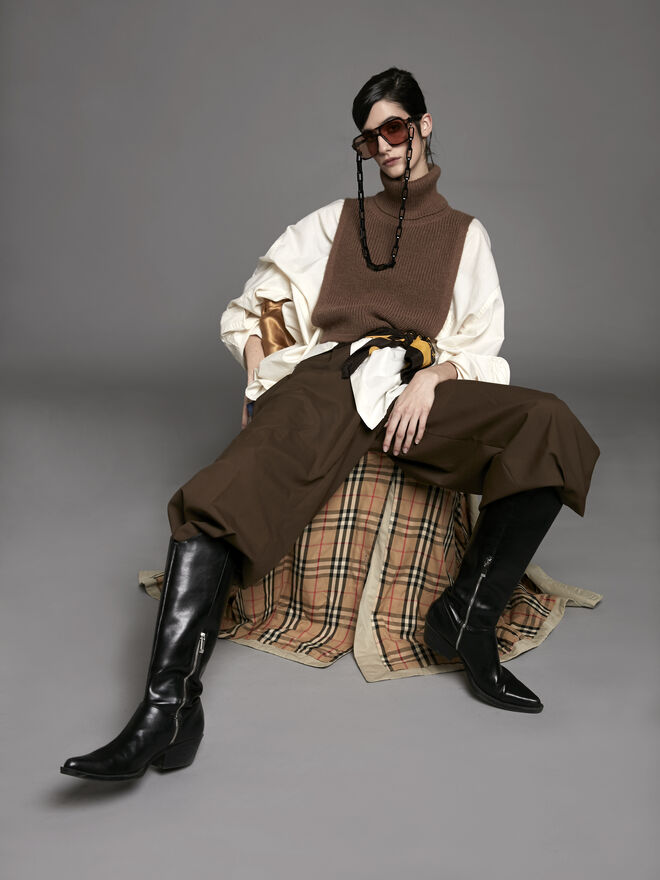 Stylist: Miguel de Athayde e Tavares | Modelo: Helena Sarmento, Face Models | Tema: It’s a Man’s World | Gola Arket; Calças e botas Zara; Óculos Mango; Lenço Louis Vuitton; Camisa e corrente da produção