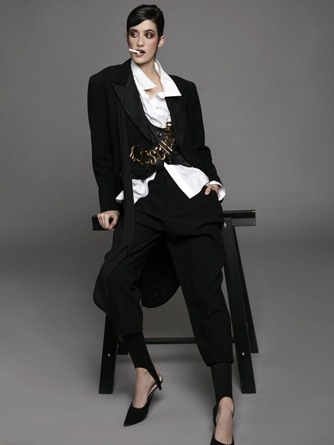 Stylist: Miguel de Athayde e Tavares | Modelo: Helena Sarmento, Face Models | Tema: It’s a Man’s World | Calças Zara; Camisa, colete, casaca, leggings, lenço e colar da produção