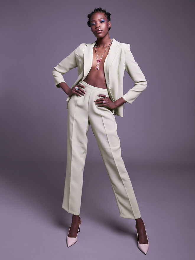 Stylist: Marta Ernesto | Modelo: Felmanha Correia, L’Agence | Tema: Dreaming Lavander | Fato e sapatos Peris Costumes; Colar e anéis Missangas&Co.