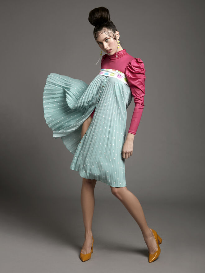 Stylist: Leonor Jorge | Modelo: Dariia, Karacter Agency | Tema: Sugar Thrills | Saia Stradivarius; Body Bershka; Sapatos Zara; Top e brincos da produção