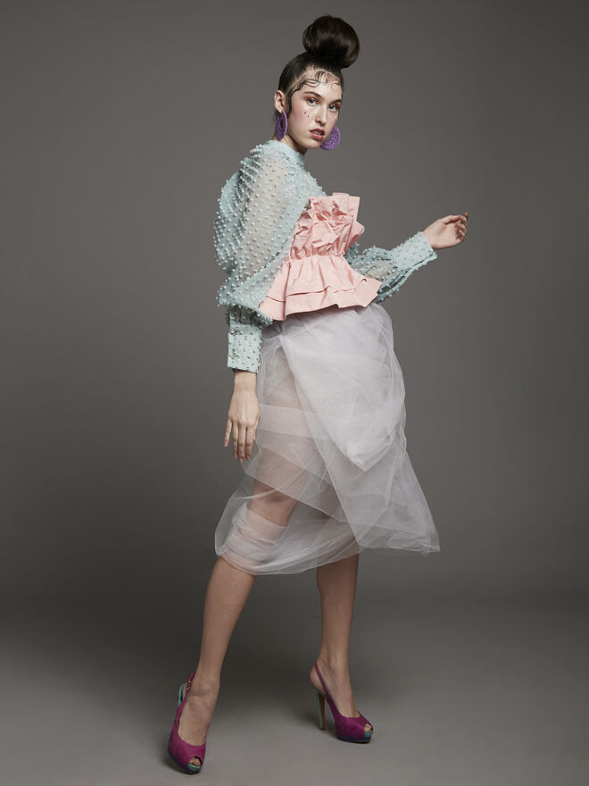 Stylist: Leonor Jorge | Modelo: Dariia, Karacter Agency | Tema: Sugar Thrills | Top e camisa Zara; Sapatos Peris Costumes; Tule e brincos da produção