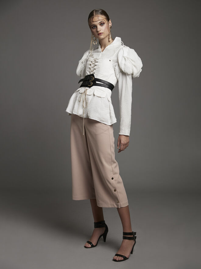 Stylist: Clara Cardoso de Oliveira | Modelo: Gabriela Gorenco, Karacter Agency | Tema: V de Vitória | Corpete, Camisa, Calças, cinto e sandálias Peris Costumes; Brincos Outra Face da Lua