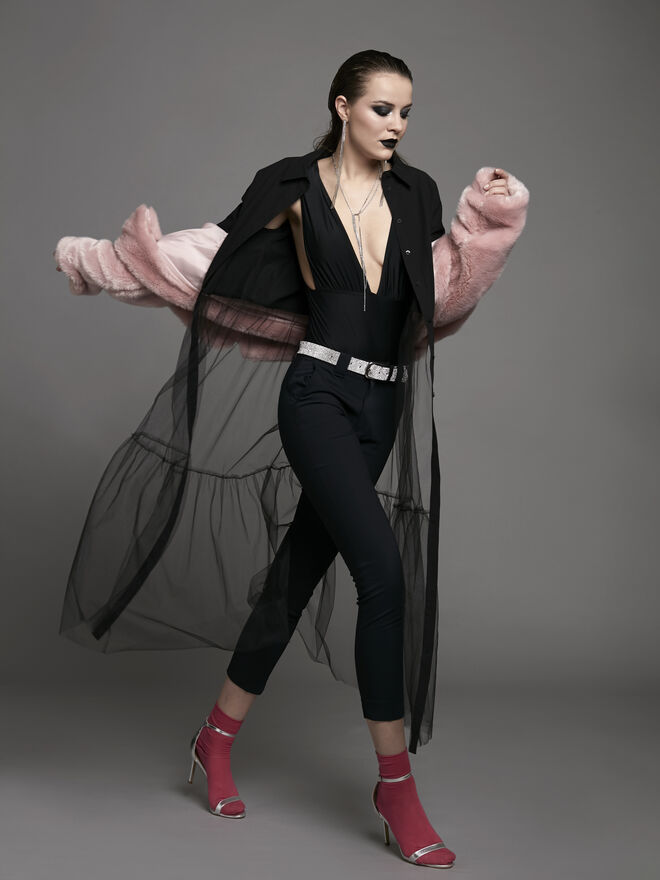 Stylist: Celine Oliveira | Modelo: Zhanna, Face Models | Tema: Bad and boujee rockateddy | Camisa Zara; Calças e brincos Bershka; Cinto Stradivarius; Casaco, body, colar, sapatos e meias da podução