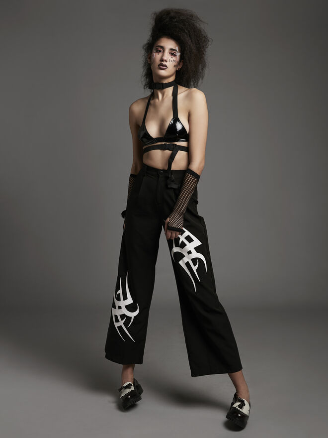 Stylist: Ana Catarina Pereira | Modelo: Cátia Louro, Face Models | Tema: Punk is not Dead | Sapatos Tommy Hilfiger; Bralette, calças e luvas da produção