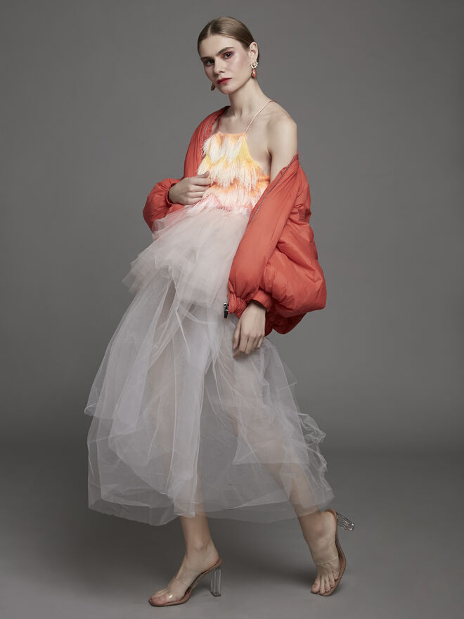 Stylist: Beatriz Ortigueira | Modelo: Anastasia Smaga, Karacter Agency | Tema: Bright Colour Crush | Blusão e sapatos Zara; Saia em tule Zara Kids; Top, brincos e tule extra da produção