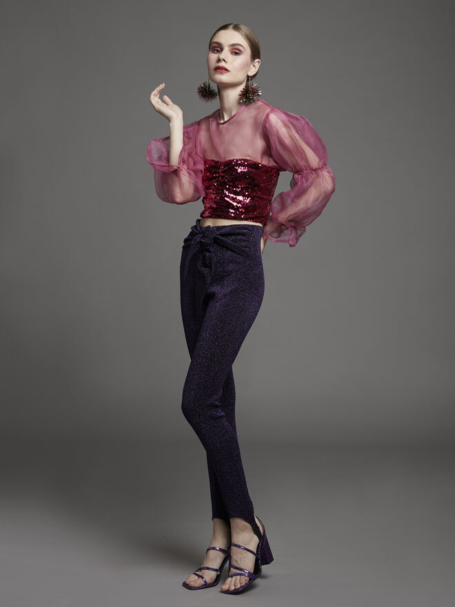 Stylist: Beatriz Ortigueira | Modelo: Anastasia Smaga, Karacter Agency | Tema: Bright Colour Crush | Top, blusa e calças Bershka; Sapatos Zara; Brincos Accessorize