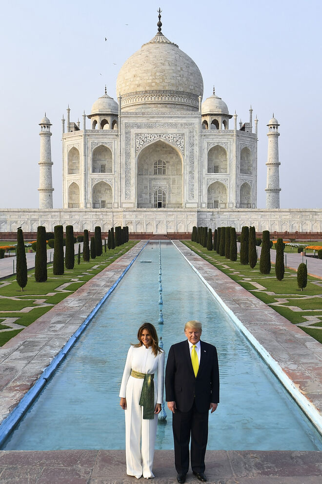 Melania e Donald Trump durante visita ao Taj Mahal, em Agra, a 24 de fevereiro de 2020