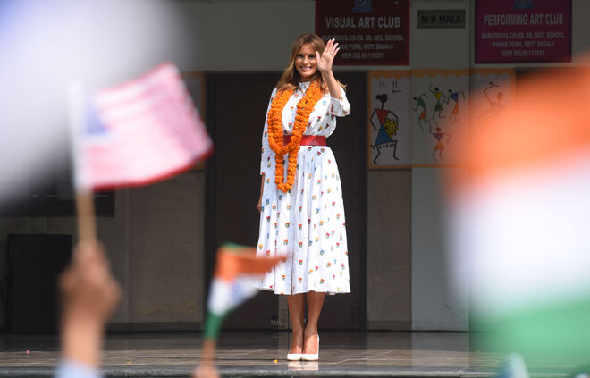 Melania Trump escolheu um vestido Carolina Herrera para visitar os alunos da Sarvodaya Co-Educational Senior Secondary School, em Nova Delhi