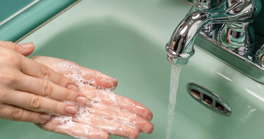 Lavar as mãos com água e sabão evita contágios? - Rosto&Corpo - Máxima