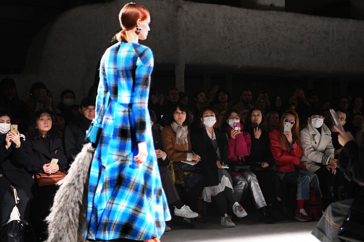 Alguns convidados da primeira fila usam máscaras protetoras no desfile da marca Dries Van Noten, durante a Semana de Moda de Paris, a 26 de fevereiro de 2020