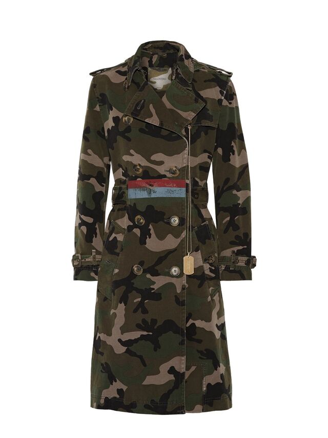 Trench coat, €3200, Valentino, em www.net-a-porter.com