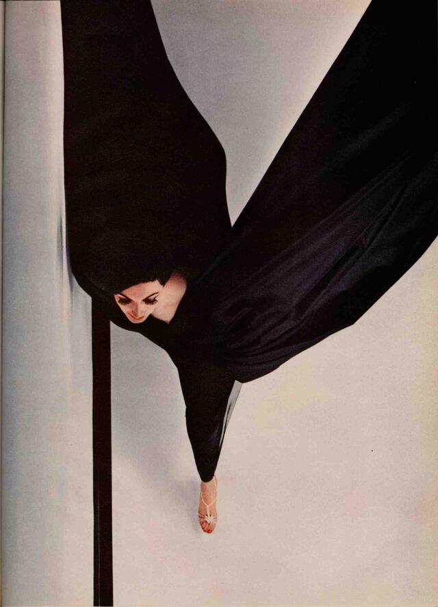 Fotografia de Hiro na revista Harper’s Bazaar, em outubro de 1963. Na exposição Harper’s Bazaar: First in Fashion, no Museu das Artes Decorativas, em Paris.