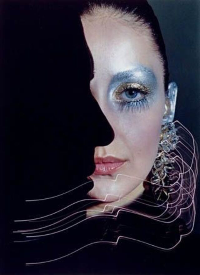 Fotografia da revista Harper’s Bazaar, outubro de 1968 de Hiro. Na exposição Harper’s Bazaar: First in Fashion, no Museu das Artes Decorativas, em Paris. 