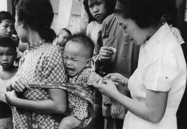 Bebé toma vacina contra a cólera em Hong Kong, a 7 de agosto de 1963, após um surto no território autónomo no sudeste da China