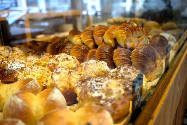 Grupo Quinoa | Os espaços da Tasca da Esquina e da Peixaria da Esquina já trabalham com as plataformas Glovo e No Menu e, agora, vários restaurantes do grupo Quinoa deixam de ter serviço de sala, mas mantêm o serviço de balcão, respeitando as devidas distâncias de segurança. As encomendas são entregues à porta da Tasca da Esquina e da Peixaria da Esquina. Nas Padarias da Esquina, mantêm-se as vendas ao balcão – sendo que se farão entregas para encomendas com valores a partir dos 5€. 