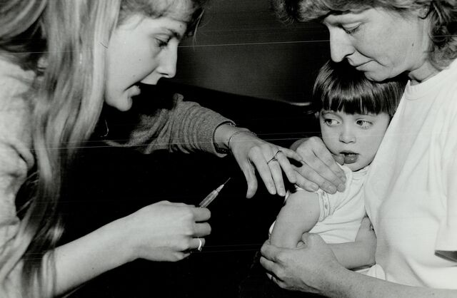 Rapariga canadiana prestes a tomar a vacina contra a meningite, a 23 de fevereiro de 1989