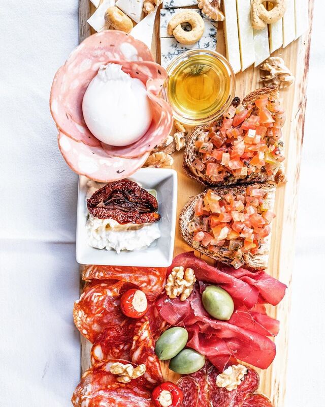 Mercearia Fiammetta | Esta mercearia estará aberta com horário especial das 10h30 às 19h30 com as limitações devidas. Para além dos produtos habituais da charcutaria e mercearia, a Mercearia Fiammetta tem disponíveis molhos (carbonara por exemplo) e alguns pratos da carta para take away ou envio através da Glovo. 