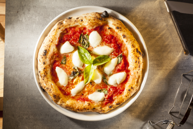 Mercantina | O Mercantina é um dos restaurantes italianos mais reconhecidos em Lisboa, e também um dos primeiros a trazer a pizza napolitana para a capital portuguesa. A partir de agora, os seus espaços em Alvalade e no Chiado disponibilizam serviços take away e entrega ao domicílio. O melhor? Todas as deliciosas propostas deste restaurante estão disponíveis, sejam as pizzas, as focaccias, as sopas, as massas (da lasanha aos raviolis).