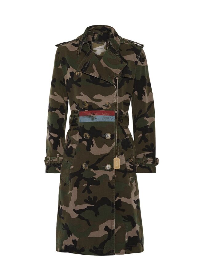 Trench coat, €3200, Valentino, em www.net-a-porter.com