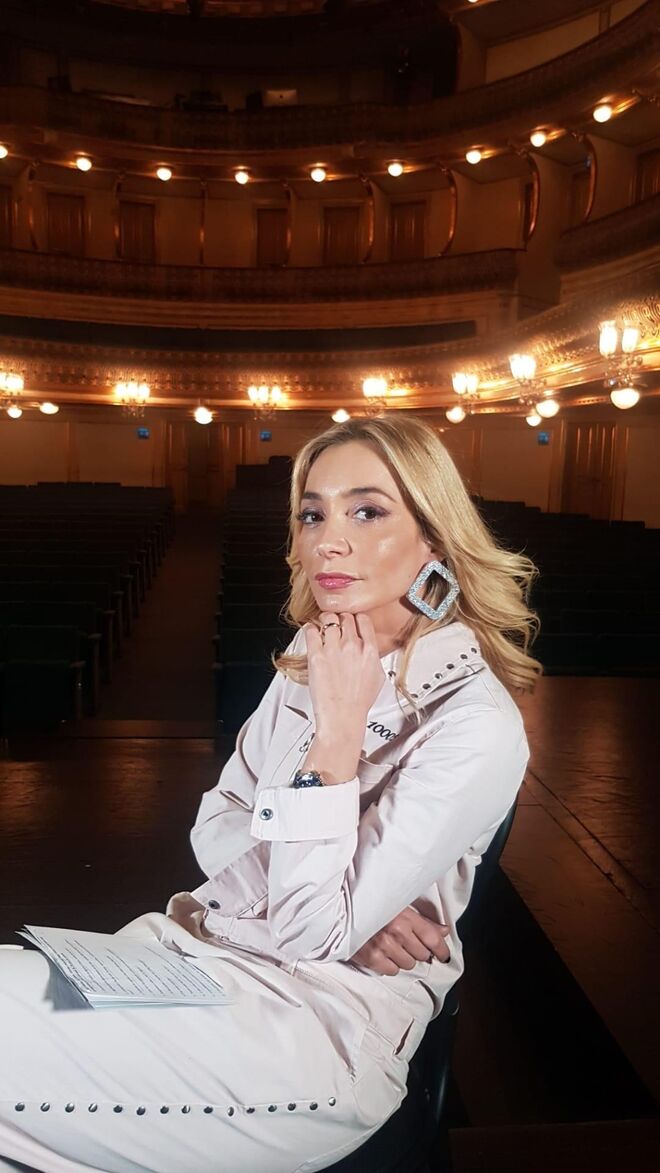 CARINA CALDEIRA, APRESENTADORA DE TELEVISÃO | "Nesta fotografia estou a preparar-me para fazer aquilo que mais gosto e que mais me faz sentir eu: televisão. E gosto particularmente por mostrar a calmaria que antecede uma quantidade avultada de emoções estranhas e fantásticas. Gosto de pensar que é neste momento que coloco tudo aquilo que sou num espaço de tempo para que também os outros se sintam bem. Não me sabia com um aspeto tão calmo antes de um impacto interior tão certo."