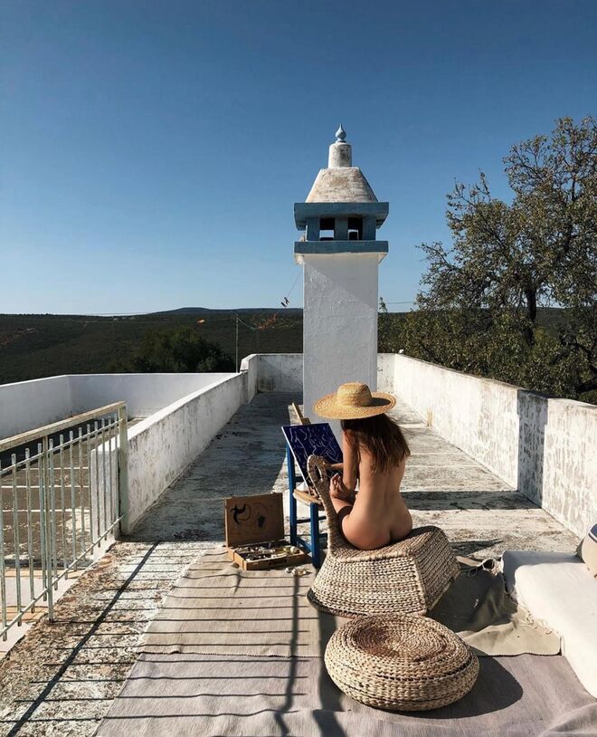 HELENA COELHO, MODELO | "Podia ter escolhido uma foto onde a minha força feminina viesse associada ao meu papel de mãe. Mas por ter sido mãe tão nova, e de ela já ter 18 anos, sinto que estou a regressar a um eu finalmente individualista. Onde os silêncios das horas são finalmente dedicados a artes adormecidas há muitos anos em mim. Esta foto foi tirada pela minha mãe num refúgio que tenho no Barrocal Algarvio, não estava nua propositadamente, estava livre intencionalmente."