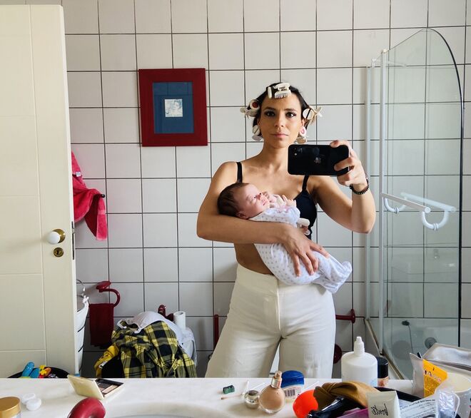 TERESA TAVARES, ATRIZ | "Tirei esta fotografia no dia em que fui trabalhar pela primeira vez depois da minha filha nascer. Para mim representa a força das mulheres que se recusam a encaixar em rótulos porque sabem que com vontade e determinação podem ser o que quiserem. Dedico-a às mulheres que todos os dias trabalham, são mães, amantes, criadoras, aventureiras, empreendedoras e se entregam profundamente a tudo o que se propõem porque é essa a sua escolha. Com coragem e com paixão. Yes, we can!"