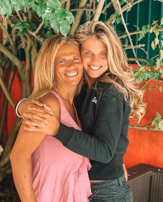 MATILDE REYMÃO NOGUEIRA, ATRIZ E MODELO | “Escolhi esta fotografia porque estou ao lado da mulher da minha vida. Da minha mãe e melhor amiga. E porque ser mulher, é ser guerreira. E esta é a mais especial de todas. A mulher que contribuiu para a pessoa que sou hoje, a mulher que lutou, que me transmitiu valores bonitos, a mulher que me relembra todos os dias do poder que temos enquanto mulheres. A mulher que me ensinou que nós, mulheres, nos devemos apoiar umas às outras, que nós mulheres temos de nos amar tal e qual como somos, que nós mulheres temos o poder de mudar o mundo.”