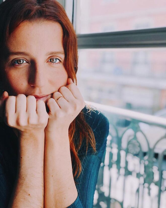 INÊS HERÉDIA, ATRIZ | “Não sei se ainda sou capaz de distinguir o ser mulher de ser mãe, talvez tenha perdido essa capacidade. Mas se ainda a tiver, a força de ser mulher, para mim, vive algures entre a profundidade maternal do nosso olhar quando recebemos o mundo inteiro, e o poder desconcertante que temos de cerrar os punhos quando nos defendemos do mundo inteiro. A nossa força vive nesse limbo, de conseguirmos ser isto tudo ao mesmo tempo.”