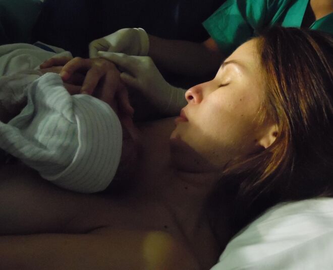 VERA KOLODZIG, ATRIZ | “Esta fotografia foi tirada minutos depois de o Mateus nascer, sem filtros, sem edição. Não há nenhum momento na minha vida em que me tenha sentido tão poderosa. Senti-me a super mulher depois de dar à luz e perceber as capacidades incríveis que o corpo de uma mulher tem.”