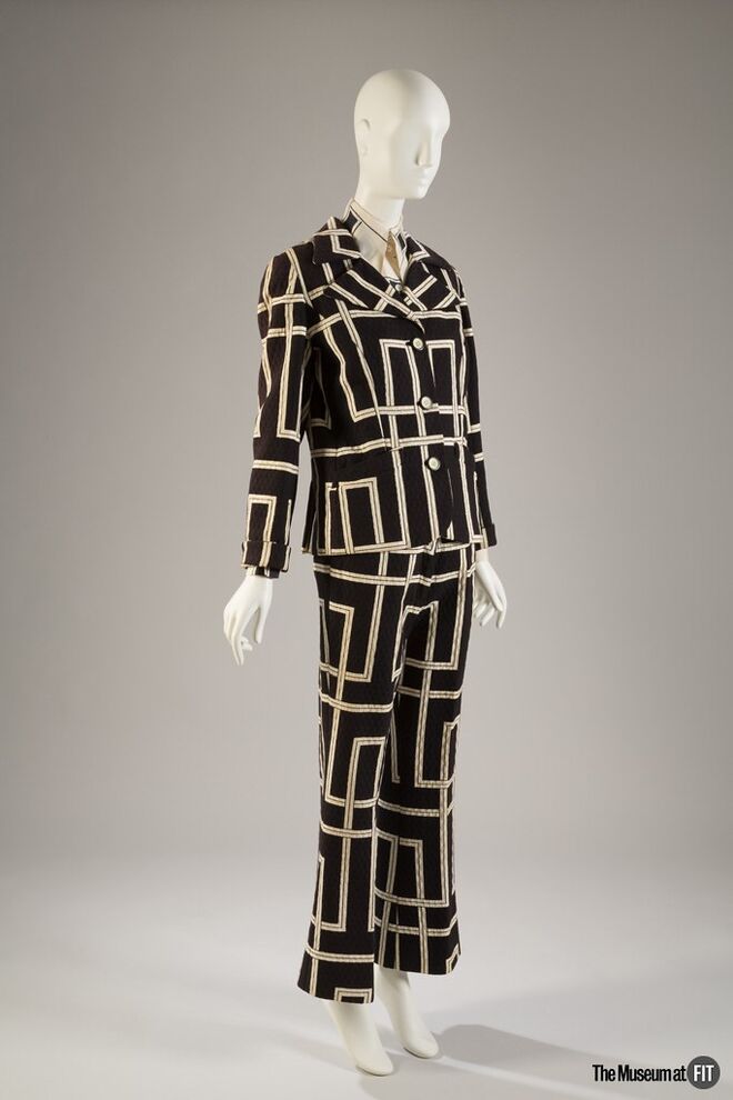 Fato Rudi Gernreich, 1963. Na exposição Eleanor Lambert: Empress of Seventh Avenue. 