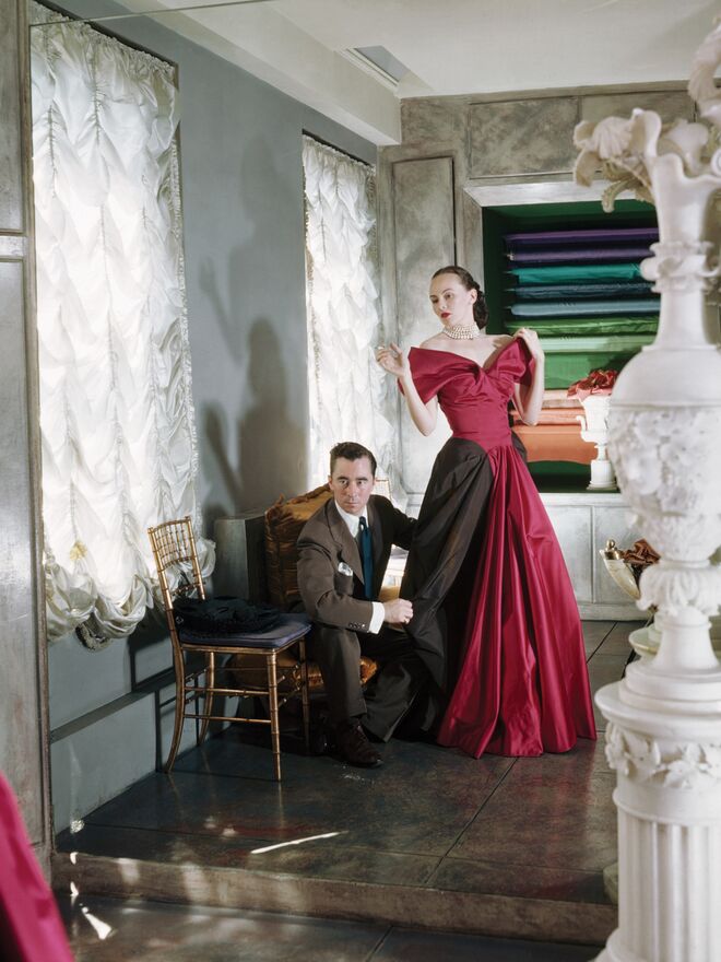 Austine Hearst com Charles James. Imagem do livro  The International Best Dressed List: The Official Story, de Amy Fine Collins. Rizzoli.