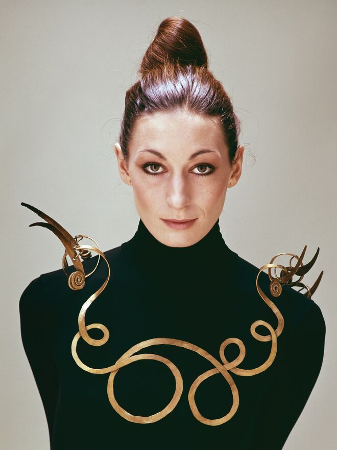 Angelica Huston. Imagem do livro  The International Best Dressed List: The Official Story, de Amy Fine Collins. Rizzoli.