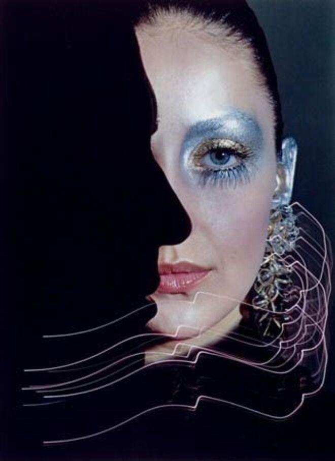 Fotografia da revista Harper’s Bazaar, outubro de 1968 de Hiro. Na exposição Harper’s Bazaar: First in Fashion, no Museu das Artes Decorativas, em Paris. 