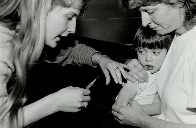 Rapariga canadiana prestes a tomar a vacina contra a meningite, a 23 de fevereiro de 1989