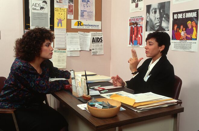 Uma jovem recebe aconselhamento sobre a prevenção da SIDA, a 30 de outubro de 1986, no Centro de Tratamento e Diagnóstico da Renaissance Health Care Network, em Nova Iorque