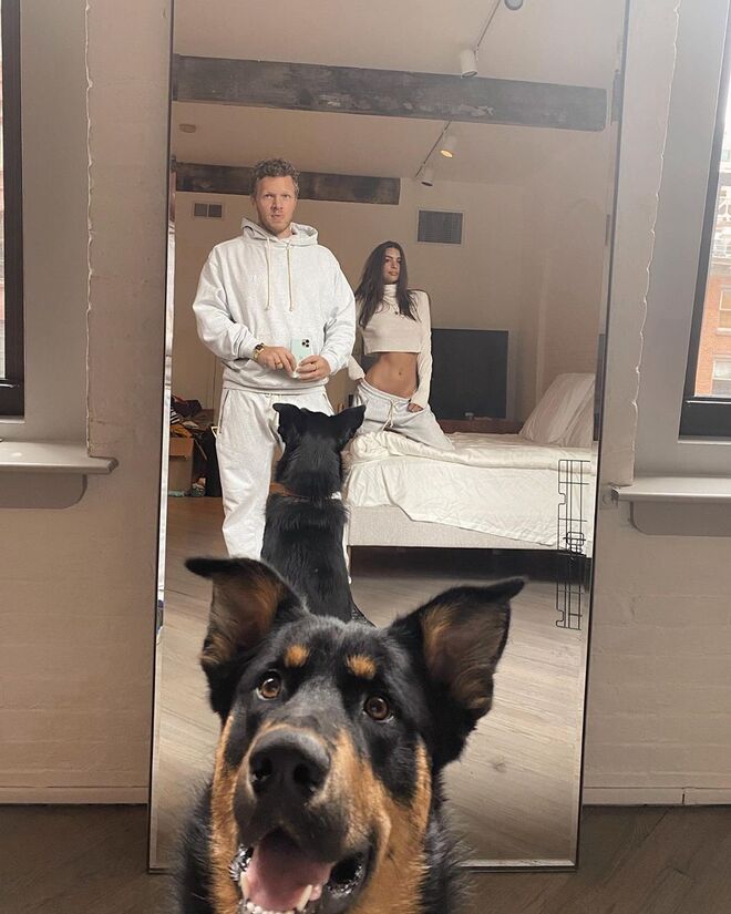 O ator Sebastian Bear-McClard e a modelo Emily Ratajkowski com o seu cão em isolamento em casa
