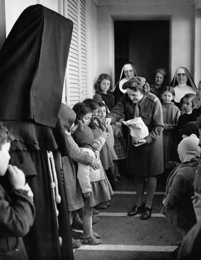 Distribuição de chocolates para órfãos tuberculosos pelas Irmãs da Ordem Franciscana da Imaculada Conceição, em Londres, Reino Unido, no século XX