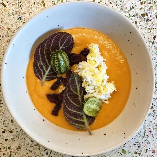 Comida independente | Com propostas de legumes e fruta biológicos, vindos diretamente do produtor, a Comida Independente tem disponíveis cabazes com abóbora, acelgas, aipo, batata, cenoura, couve kale, espinafres, mizunas, rúcula, rabanetes, favas, coentros, salsa, laranja, limão, maçãs, pêras, morangos (entre outros). Para receber em casa os alimentos da Comida Independente contacte: 213951762. As entregas não têm custo e são feitas pelos próprios, com as medidas possíveis de higiene na sua preparação. 