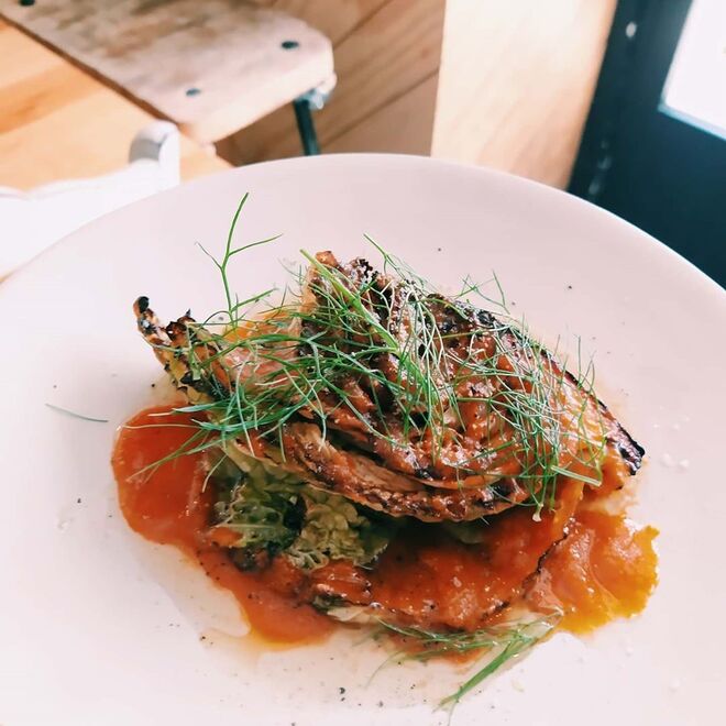 Pigmeu | O restaurante Pigmeu, em Campo de Ourique, fechou portas mas manteve os take-aways e encomendas online. De gyozas de porco, a iscas, a pastéis de massa tenra, a pezinhos de coentrada, passando pelas suas icónicas bifanas de porco preto ou sandes de pernil fumado, o Pigmeu continua a disponibilizar os melhores pitéus para que não sinta a falta deste restaurante em sua casa. 